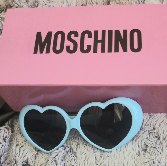 NWOT MOSCHINO HEARTS SUN GLASSES - Picture 4 of 4